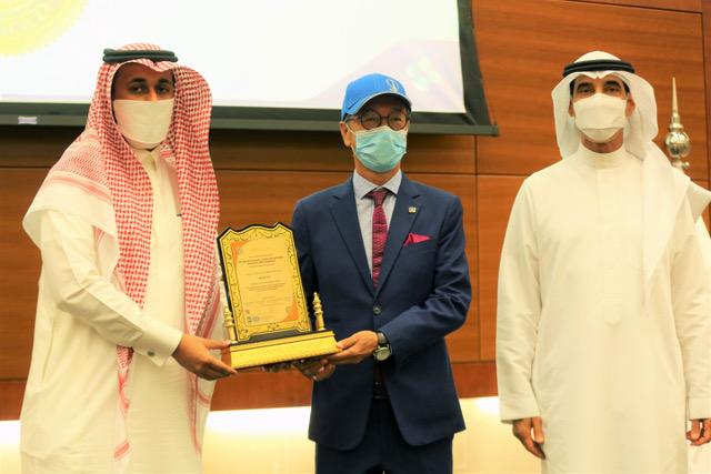 General Manager RMG delivers ISO 9001 certificate to the President of KAUST