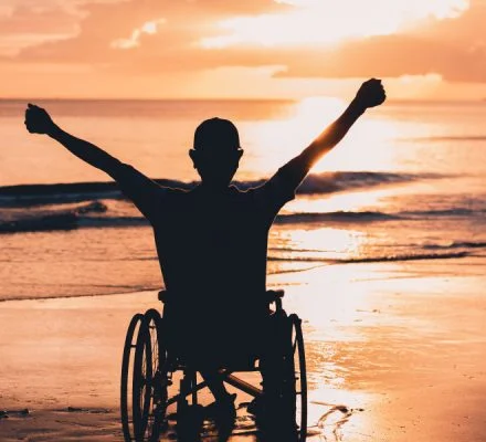 Digital Accessibility صورة لذوي الإعاقة في مكان سياحي