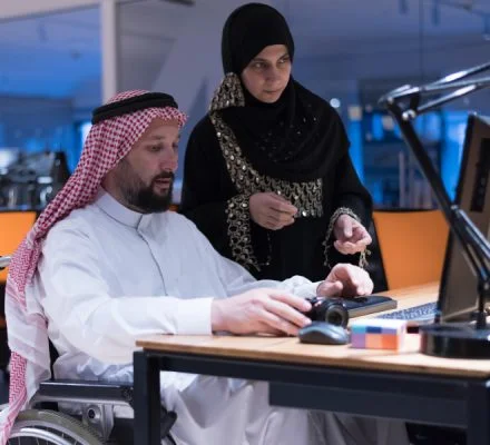 Digital Accessibility صورة لشخص ذوي الإعاقة لشخص في مصلحة حكومية