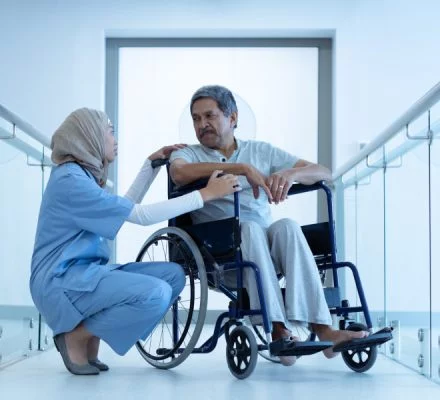 Digital Accessibility صورة لشخص من ذوي الإعاقة داخل مستشفى